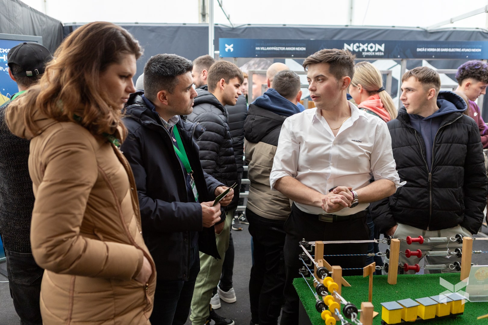 Közeli kép: egy NEXON szakértő bemutatja a BeastShock 10J impulzusgenerátort egy érdeklődőnek
